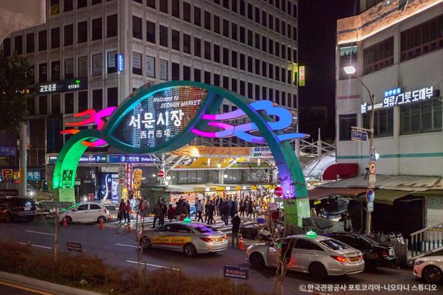 조선시대 3대 장터 중 하나였던 서문시장. 대구의 별미로 유명한 납작만두를 맛볼 수 있는 곳이다. /사진=한국관광공사