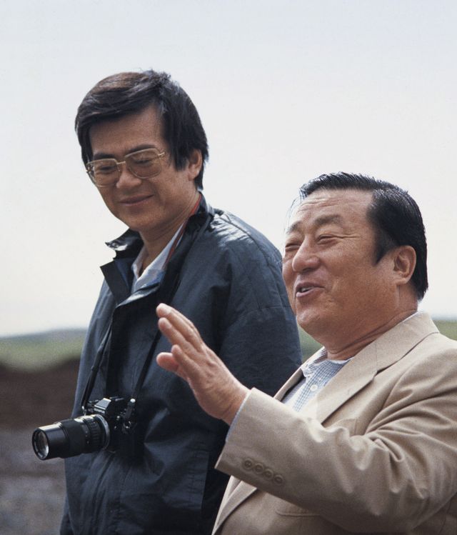 (사진 오른쪽부터) 고(故) 조중훈 한진그룹 창업회장과 아들인 고 조양호 한진그룹 선대회장이 1979년 제동목장에서 대화를 나누는 모습. /사진=한진그룹