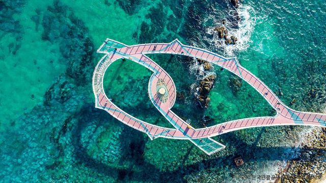 수능이 끝났다. 푸른 바다를 보고싶다면 KTX를 타고 동해로 달려가보자. 동해시 해변에 있는 도깨비방망이 형상의 해랑전망대. /사진=한국관광공사