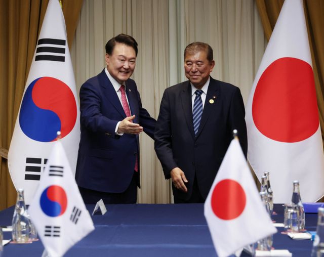 윤석열 대통령(왼쪽)이 16일(현지시각) 페루 리마 한 호텔에서 이시바 시게루 일본 총리와 아시아태평양경제협력체(APEC) 정상회의를 계기 한-일 정상회담을 했다. /사진=뉴시스