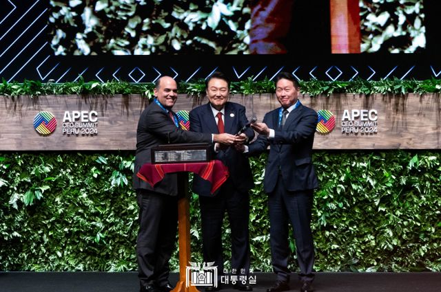 윤석열 대통령은 APEC CEO 서밋 행사에서 기조연설을 했다. 내년 APEC CEO 서밋 의장은 최태원 대한상공회의소 회장이 맡는다. /사진=대통령실 홈페이지