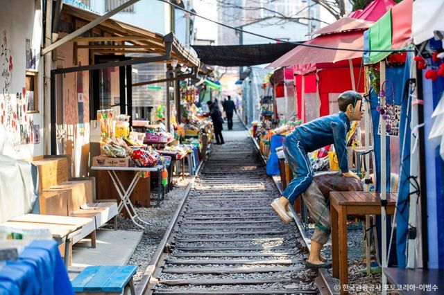 전북 군산 경암동 철길 마을은 레트로 감성을 제대로 느낄 수 있는 관광 명소다. /사진=한국관광공사