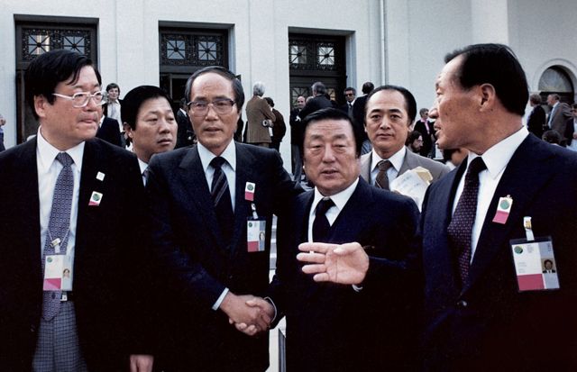 조 회장(앞줄 오른쪽 두 번째)은 1981년 9월 바덴바덴 올림픽회의에 고 정주영 현대그룹 명예회장(앞줄 오른쪽 첫 번째) 등과 올림픽 유치를 위해 동분서주했다. /사진=한진그룹