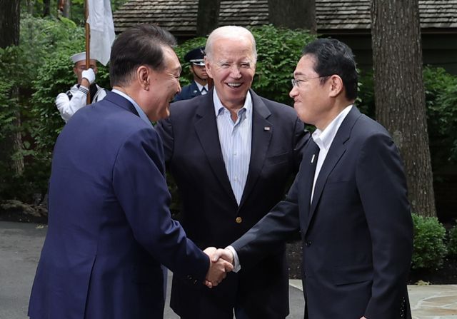 한미일 정상들이 공동성명을 채택했다. 사진은 지난 8월 캠프데이비드 선언 1주년을 기념하는 자리. (일본은 기시다 후미오 당시 총리가 참석) /사진=뉴스1DB(대통령실 제공)