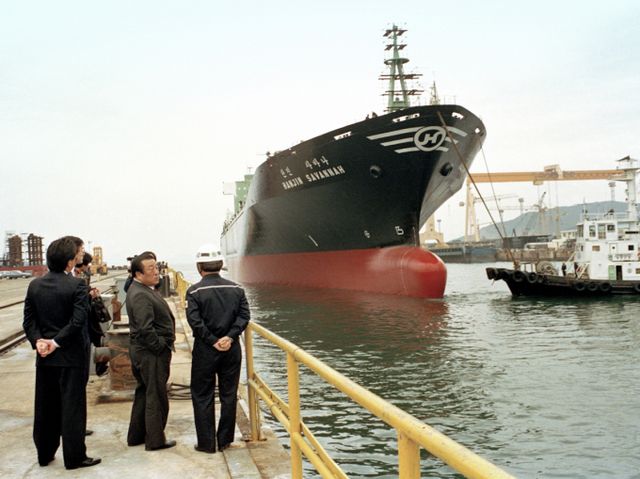 1987년 한진사바나호 진수식이 열렸다. 조 회장이 뒤를 돌아보고 있다. /사진=한진그룹