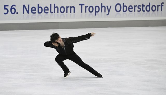 국제빙상연맹(ISU) 챌린저 시리즈 2024 네벨호른 트로피 피겨 스케이팅 남자 쇼트 프로그램에 출전한 차준환 선수가 연기를 펼치고 있다. /사진=뉴시스