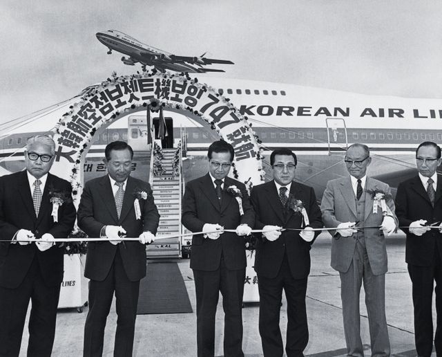 1973년 5월 보잉 B747 기종의 태평양노선 취항 기념식 장면. 조 창업회장은 오른쪽 세 번째 인물. /사진=한진그룹