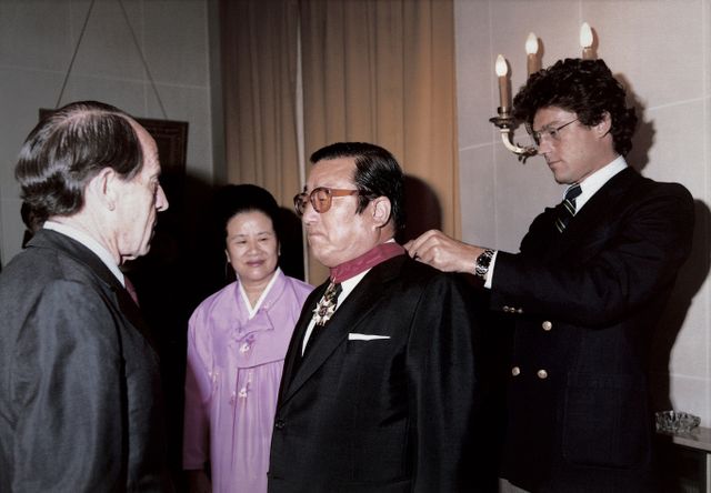 1982년 레지옹 도뇌르 훈장 수훈 장면. 프랑스의 조중훈에 대한 신뢰는 상상을 초월했다고 한다. /사진=한진그룹