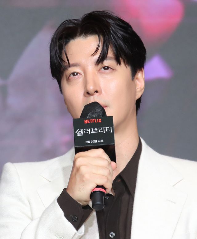 배우 이동건이 공개연애를 5번이나 한 이유가 공개됐다. 사진은 이동건이 지난해 6월26일 서울 마포동 호텔 나루 서울 엠갤러리에서 진행된 넷플릭스 오리지널 시리즈 '셀러브리티' 제작발표회에서 공백기에 대한 질문에 답하는 모습. /사진=뉴스1