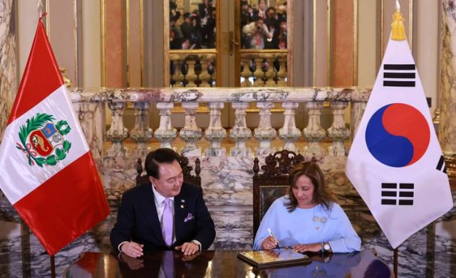 윤석열 대통령과 디나 볼루아르테 페루 대통령이 16일(현지시각) 페루 리마 대통령궁에서 열린 한·페루 용골식 명판 서명식에서 HD현대중공업이 페루 시마조선소에서 건조하고 있는 함정의 용골식 명판 서명식을 하고 있다./사진=뉴시스