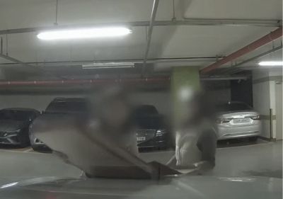 다른 사람의 차 위에 피자를 올려놓고 기름 얼룩을 남기고 사라진 이들의 영상이 알려지면서 분노를 유발했다. /사진=한문철TV 캡처