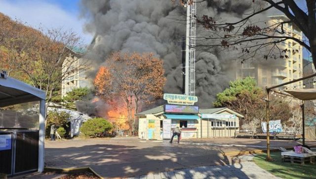 17일 오후 2시44분쯤 경기 광주시 도척면 곤지암리조트 내 루지 발권 매표소 뒤 물품 창고에 불이 나 1명이 다쳤다.. /사진=뉴시스(경기도소방재난본부 제공)