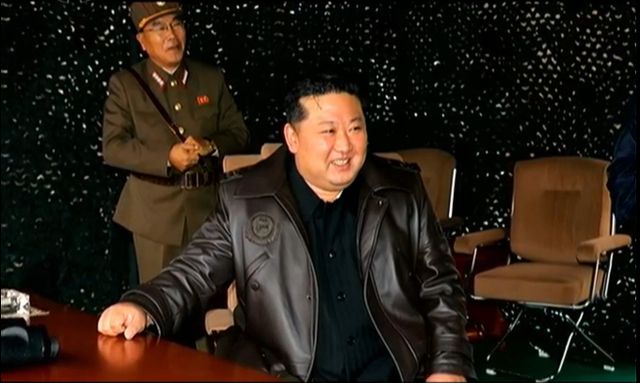 김정은 북한 노동당 총비서가 전쟁에 대처한 준비를 강조했다. 사진은 북한 조선중앙TV가 지난 1일 김 총비서가 신형 대륙간탄도미사일(ICBM) '화성포-19'형 시험발사를 직접 지도했다고 보도한 모습. /사진=뉴시스(사진=조선중앙TV 캡쳐) 