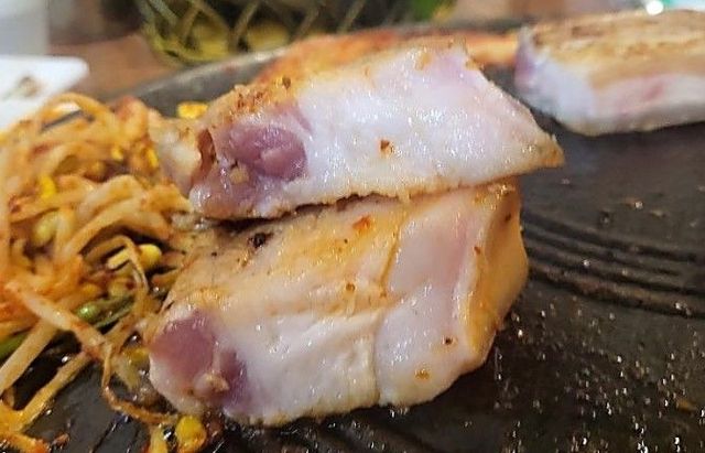 한 고깃집에서 비계 많은 오겹살을 받아 교환을 요청한 손님이 '진상 취급'을 받았다며 일화를 공개했다./사진=보배드림 캡처