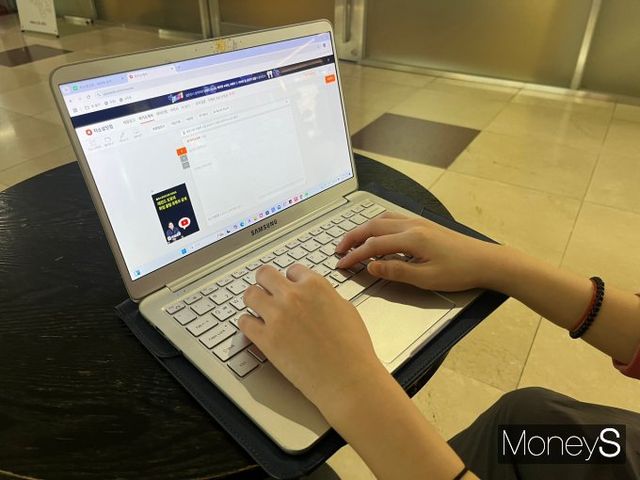A씨가 자신의 노트북으로 자기소개서를 쓰고 있다. /사진=서혜원 기자