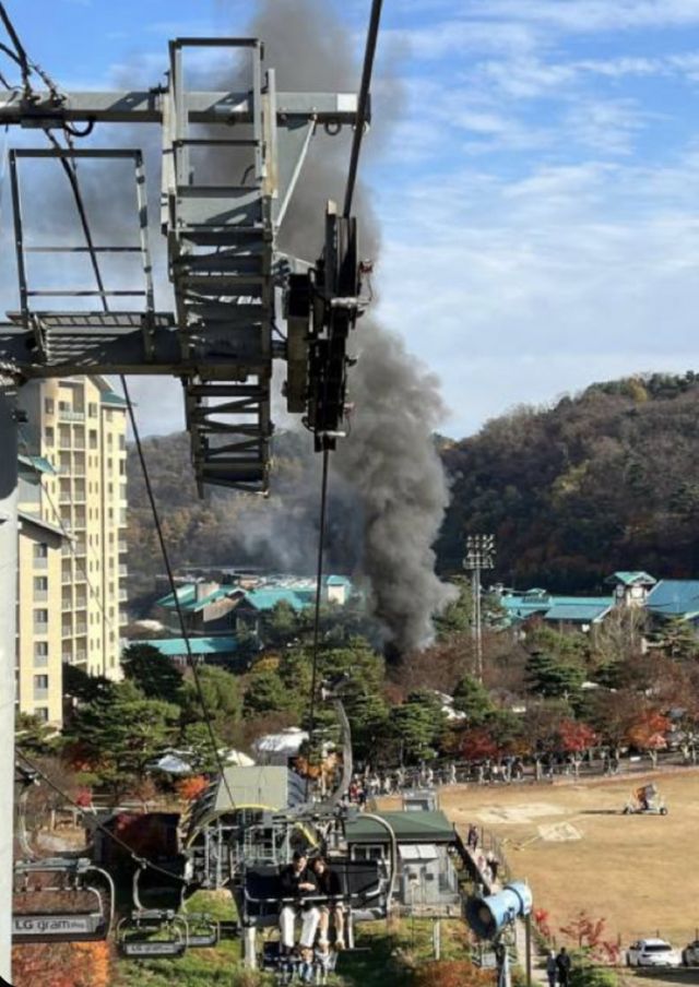 경기 광주시 화담숲 인근 건물서 화재가 발생해 소방당국이 대응에 나섰다. /사진=뉴스1(독자제공)