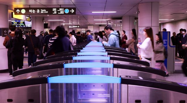 서울 지하철 1~8호선을 운영하는 서울교통공사 노동조합이 합법적으로 파업 등을 할 수 있는 쟁의권을 확보해 조만간 파업을 진행할 예정이다. 사진은 지난 15일 서울 중구 시청역에서 시민들이 개찰구를 지나가는 모습. /사진=뉴시스