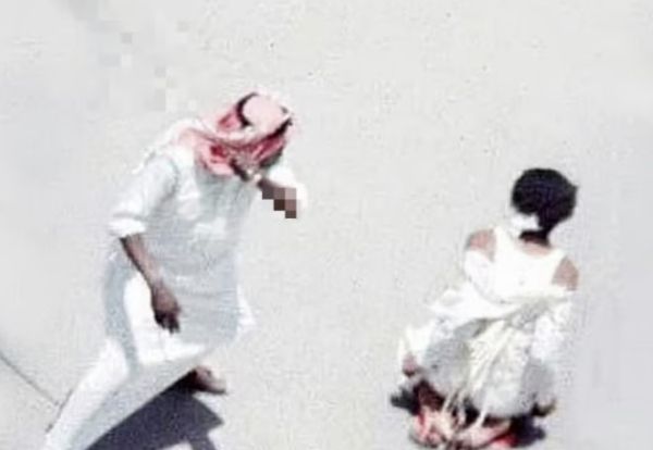 사우디아라비아가 올해 벌써 100명이 넘는 외국인을 처형한 것으로 드러났다. 사진은 1985년 사우디 내에서 마약 사범을 참수하고 있는 모습. /사진=데일리메일 캡처