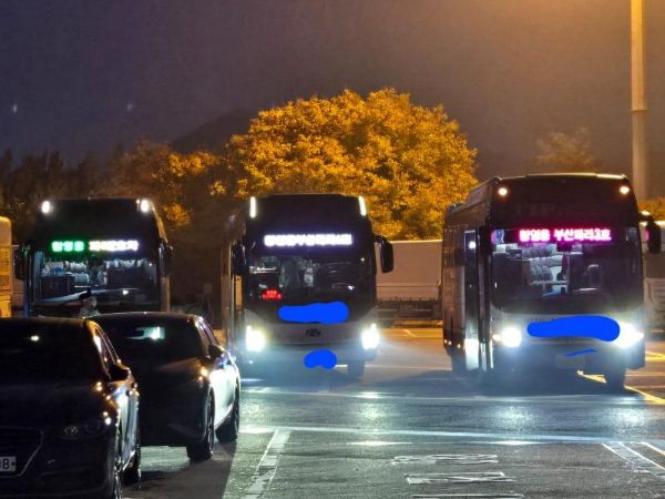 학교 폭력, 사생활 등으로 논란을 일으킨 트로트 가수 황영웅의 팬들이 쓰레기를 무단으로 버린 사실이 전해져 뭇매를 맞고 있다. /사진=온라인 커뮤니티 갈무리