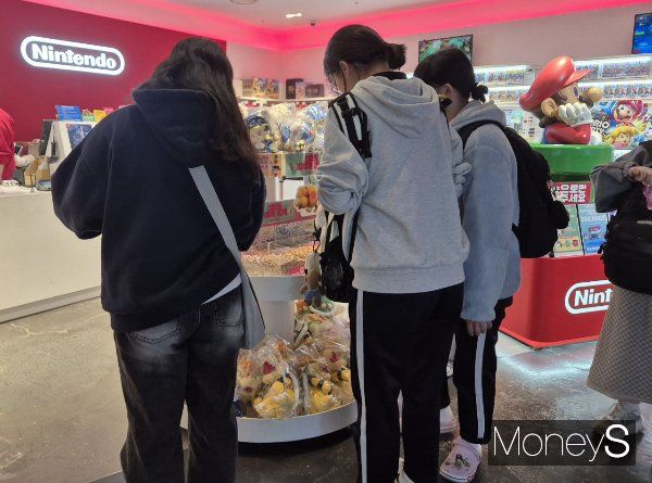 서울 용산 아이파크몰 닌텐도 매장에서 학생들이 피크민 지우개를 구경하고 있다. /사진=홍승주 기자