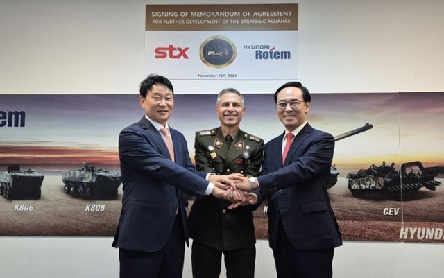 박상준 STX 대표(왼쪽부터), 호르헤 바르가스 조병창장, 이용배 현대로템 사장이 지난 15일(현지시각) 차륜형 장갑차 공급 계약 체결 후 기념 촬영하고 있다. /사진=STX