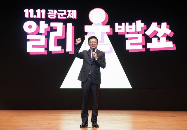 알리익스프레스(알리)가 특별 이벤트를 통해 선발된 고객들을 초청해 현금 1억원 오프라인 추첨 이벤트를 진행했다. 레이 장 알리 코리아 대표가 '알리 운빨쑈'를 진행하고 있다. /사진=알리