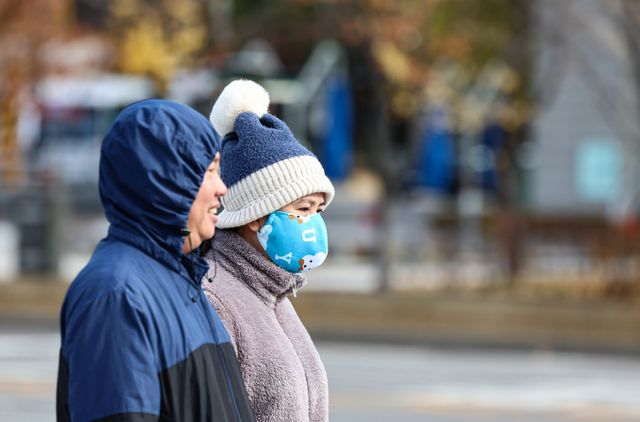 18일 아침 기온이 큰 폭으로 하락하며 추운 날씨를 보이고 있다. 사진은 지난 17일 서울 종로구 광화문광장에서 외국인 관광객이 털모자를 쓴 채 길을 지나가는 모습. /사진=뉴스1