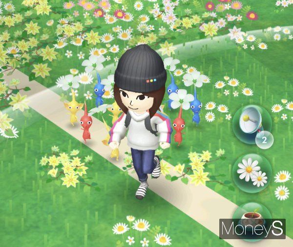 게임 캐릭터가 걸으면 피크민 캐릭터들이 따라온다. /사진=홍승주 기자