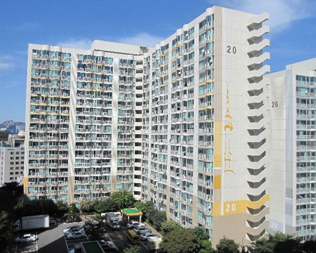 10년 전 1억원을 투자했다면 비트코인, 애플 주식, 아파트, 삼성전자 주식 순으로 돈을 벌어들였을 것이라는 결과가 나왔다. 사진은 남산타운 전경. /사진=KCC 제공