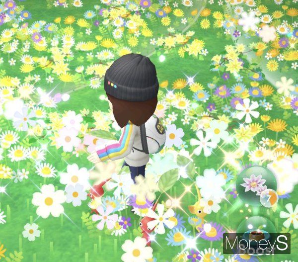 기자가 실제로 걸으면 게임 속 기자의 캐릭터도 함께 걸으며 꽃을 심는다. /사진=홍승주 기자