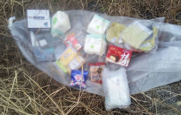  북한이 국내 민간 단체의 대북 풍선 살포에 반발하면서 쓰레기·오물 풍선 부양을 재개했다. 사진은 18일 북한 노동당 기관지 노동신문이 공개한 대북 풍선의 모습. 과자류·어린이 영양제 등이 담겨있다. /사진=뉴스1(노동신문)