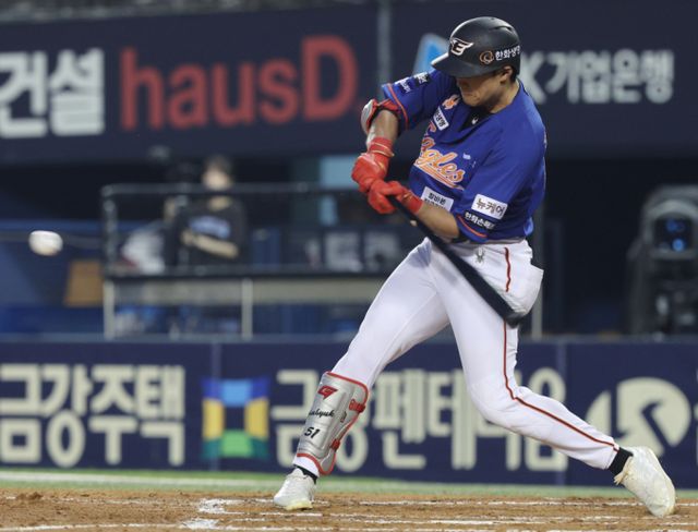  KT 위즈가 FA 자격으로 한화 이글스로 이적한 엄상백의 보상 선수로 외야수 장진혁(31)을 지목했다. 사진은 지난 8월25일 서울 송파구 잠실야구장에서 열린 2024 KBO리그 한화 이글스와 두산 베어스의 경기 6회초 1사 1루 한화 장진혁이 1타점 2루타를 치는 모습. /사진=뉴시스