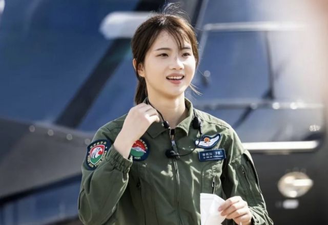 중국 한 여성 군 조종사가 배우 송혜교 닮은꼴로 현지에서 높은 관심을 받고 있다. /사진=웨이보 캡처