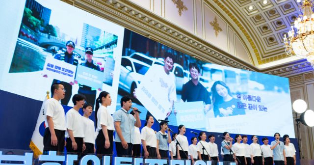 '김정은 체제' 이후 한국에 들어온 탈북자 수가 꾸준히 감소하는 것과 북한으로 돌아가는 탈북민이 생기는 이유는 북한의 식량난이 일부 해결된 동시에 남한 정착의 어려움이 북한 내부에 알려졌기 때문이라는 분석이 나왔다. 사진은 제1회 북한이탈주민의 날을 맞아 북한이탈주민 청소년 합창단이 공연하는 모습. /사진=뉴스1