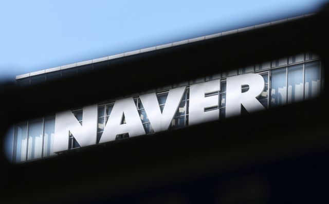 인공지능(AI) 검색 기술이 발전, 대중화된 가운데 네이버의 국내 검색 시장 점유율이 2015년 78.06%에서 올해 57.32%로 떨어진 것으로 집계돼사진은 지난 5월 경기 성남시 분당구 소재 네이버 사옥 모습. /사진=뉴시스