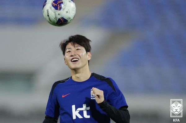 한국 축구 대표팀 미드필더 이강인(23·파리 생재르맹)이 올해 마지막 A매치에 나선다. 사진은 지난 12일(현지시각) 쿠웨이트 압둘라 알 칼리파 스타디움에서 훈련 중인 이강인의 모습. /사진=뉴스1