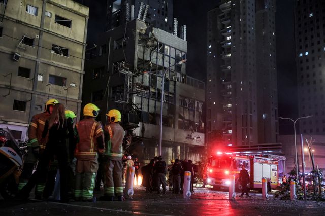 레바논이 미국과 이스라엘의 휴전안에 동의를 표했다. 사진은 지난 18일(현지시각) 레바논에서 이스라엘로 향한 로켓 공격에 피해를 입은 이들의 모습. /사진=로이터