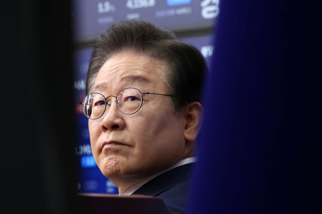 검찰이 경기도 법인카드 등 예산을 사적으로 유용한 혐의로 더불어민주당 이재명 대표를 재판에 넘겼다. 사진은 지난 18일 서울 여의도 국회에서 열린 최고위원회의에서 전현희 최고위원 발언을 듣고 있는 이재명 더불어민주당 대표. /사진=뉴시스