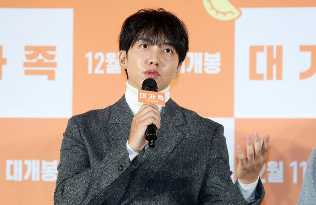 가수 겸 배우로 활동 중인 이승기가 다음달 4일 데뷔 20주년 기념 앨범을 발매한다. 사진은 이승기가 지난 12일 서울 광진구 롯데시네마 건대입구에서 열린 영화 '대가족'(감독 양우석) 제작보고회에서 취재진의 질문에 답하는 모습. /사진=뉴시스