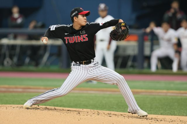 KIA 타이거즈가 지난 19일 FA 이적한 투수 장현식의 보상 선수로 투수 강효종을 지명했다고 전했다. 사진은 강효종이 지난해 4월6일 고척스카이돔에서 열린 2023 신한은행 쏠 KBO리그 키움 히어로즈와 경기 하는 모습. /사진=뉴시스(LG 트윈스제공)