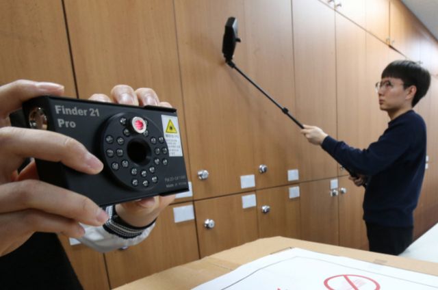 여직원 휴게실에 몰래카메라를 설치한 혐의로 재판에 넘겨진 30대 역무원이 1심에서 실형을 선고받았다. 사진은 지난 3월29일 대전 서구 갈마2동 행정복지센터에 설치될 사전투표소에서 서구청 직원들이 불법 카메라 탐지기계로 점검하는 모습. 해당 기사와 관련 없음. /사진=뉴스1