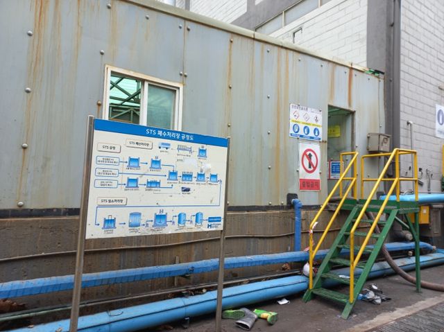 현대제철 인천공장에서 폐기물 수조를 청소하던 노동자들이 유해가스에 중독돼 사망하거나 부상 당한 사고와 관련해 현장 소장 등 책임자 4명이 검찰에 넘겨졌다. 사진은 현대제철 인천공장 사고 현장 모습. /사진=뉴스1(인천소방본부 제공)