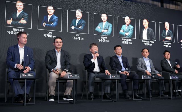 19일 여의도 페어몬트 호텔에서 열린 '2024 CEO 인베스터 데이'에서 Q&A 세션 패널로 나선 현대모비스 경영진이 참석자들의 질문에 답하고 있다. (왼쪽부터) 악셀 마슈카 영업부문 부사장, 박기태 재경부문 전무, 이규석 사장, 정수경 전장BU 부사장, 김선섭 전동화/모듈BU 부사장, 이영국 전동화엔지니어링실 상무. /사진=현대모비스