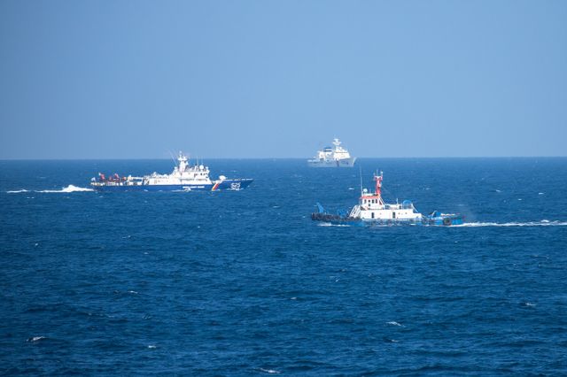 제주 해상에서 침몰한 '135금성호'의 실종 선원 10명을 찾기 위한 수색 작업이 12일째 이어지고 있으나 기상 상황이 안좋아 수색에 난항을 겪고 있다. 해상 수색에 나서고 있는 해경 경비함정./사진=뉴시스