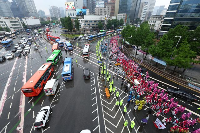 오는 20일 서울 도심에서 대규모 집회가 진행돼 교통 혼잡이 우려된다. 사진은 지난 6월22일 서울 세종대로에서 열린 전국 노동자 대회에서 전국학교비정규직노동조합 등 민주노총 조합원들이 집회를 마친 뒤 대통령실 청사 방향으로 행진하는 모습. /사진=뉴시스 