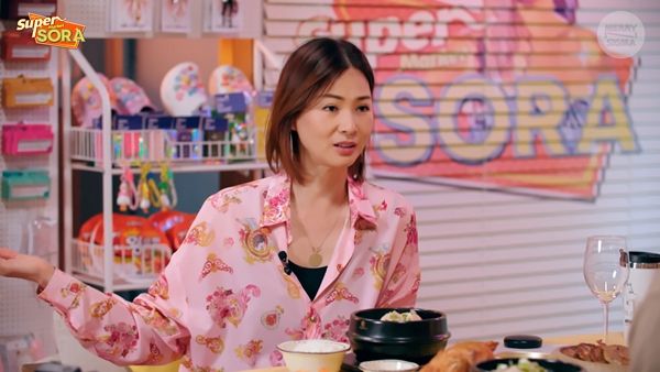  모델 출신 방송인 이소라가 '슈퍼마켙 소라'에서 무통보 하차를 당한 것이 아니냐는 의혹이 불거진 가운데, 제작사 측은 '슈퍼마켙 소라'와 '은세의 미식관'은 별개의 프로그램이라고 선을 그었다. /사진='슈퍼마켙 소라' 캡처