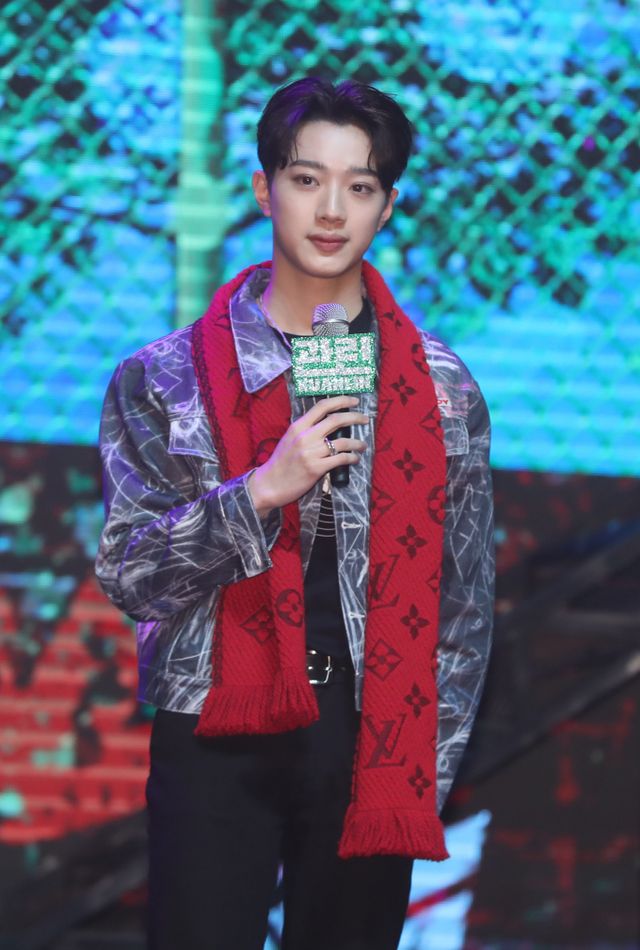 프로젝트 아이돌 그룹 워너원 출신인 라이관린이 최근 정치계 진출 움직임을 보여 화제다. 사진은 라이관린이 2019년 3월11일 서울 광장동 예스24라이브홀에서 펜타곤 우석과 함께 '우석X관린' 유닛을 결성해 미니앨범 9801 발매 쇼케이스에서 인사를 하는 모습. /사진=뉴시스