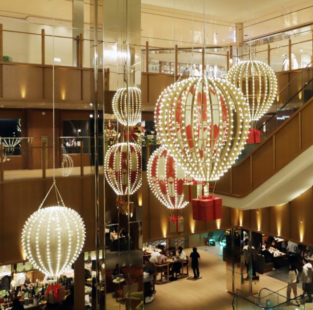 신세계백화점이 강남점 내부에 크리스마스 마켓을 열고 다양한 소품과 즐길거리를 준비했다. /사진=신세계백화점