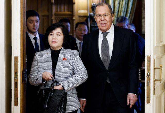 북한과 러시아 외무장관이 모스크바에서 군사 협력 관계를 재확인하는 회담을 가졌다. 사진은 최선희(왼쪽) 북한 외무상이 지난 1월16일(현지시각) 모스크바를 방문해 세르게이 라브로프 러시아 외무장관과 회담하던 모습. /사진=로이터