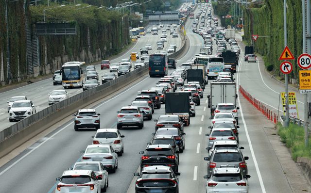 토요일인 2일 전국 고속도로는 가을 나들이를 떠나는 자동차가 쏟아져 혼잡한 양상이다. 사진은 경부고속도로 잠원나들목 인근 모습. /사진=뉴시스